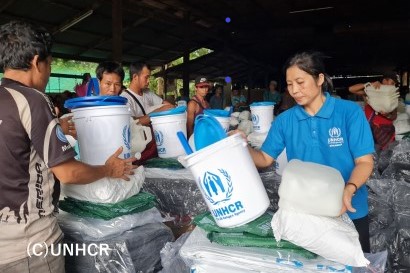 ミャンマー援助物資の配布の様子の写真