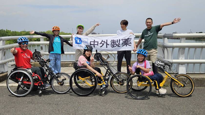 Group photo of participants in the handbike class