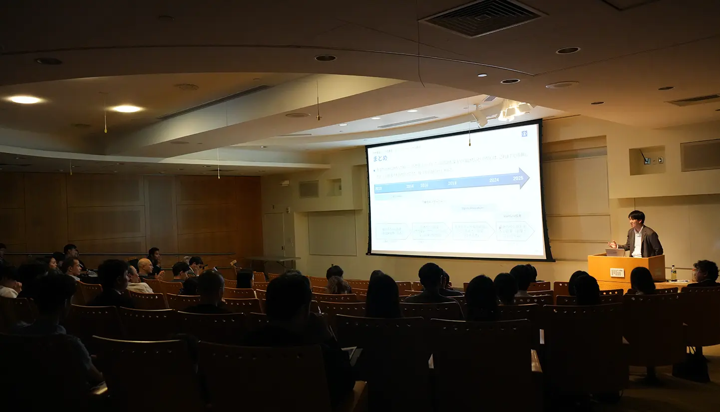 当社研究員がボストン会場にて講演する様子