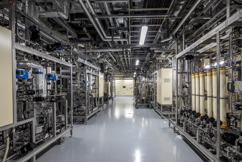 医薬品の注射用水の製造プロセスに用いる製造用水システム。写真右側の縦に複数並んでいるのが濾過 膜であるUF膜