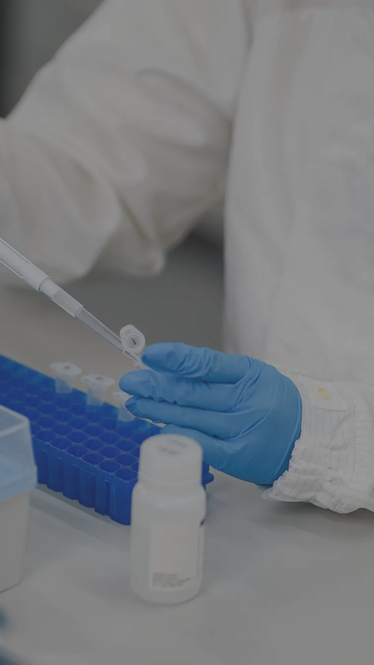 薬の研究開発を行っている研究員の手元の写真